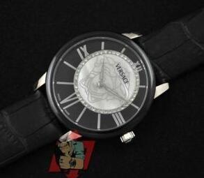 高級感溢れるヴェルサーチ、Versaceの黒い腕時計_ヴェル...