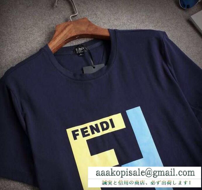 薄手の材質と機能性に優れるフェンディ、Fendiの白、黒、赤と青の4色が選択可能なメンズ半袖Tシャツとショートパンツ上下セット