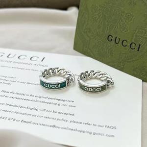 GUCC1品が良い グOチ指輪コピー エナメル ロゴ チェーン ラグジュアリー感漂う スタイリッシュな印象を与える