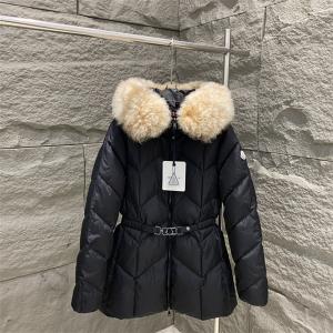 防寒にも優れているアイテム　MONCLER モンクレールダウ...