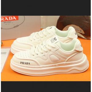 トレンドアイテム リラックススタイルが実現 PRADA プラ...