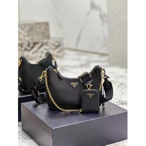 PRADA コピー Re-Edition 2005 サフィアーノレザー バッグ 1BH204 ブラック ゴールドチェーン付き 洗練されたショルダーバッグ