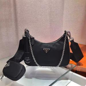 PRADA コピー Re-Edition 2005 ナイロンショルダーバッグ シルバーチェーン付き ブラック