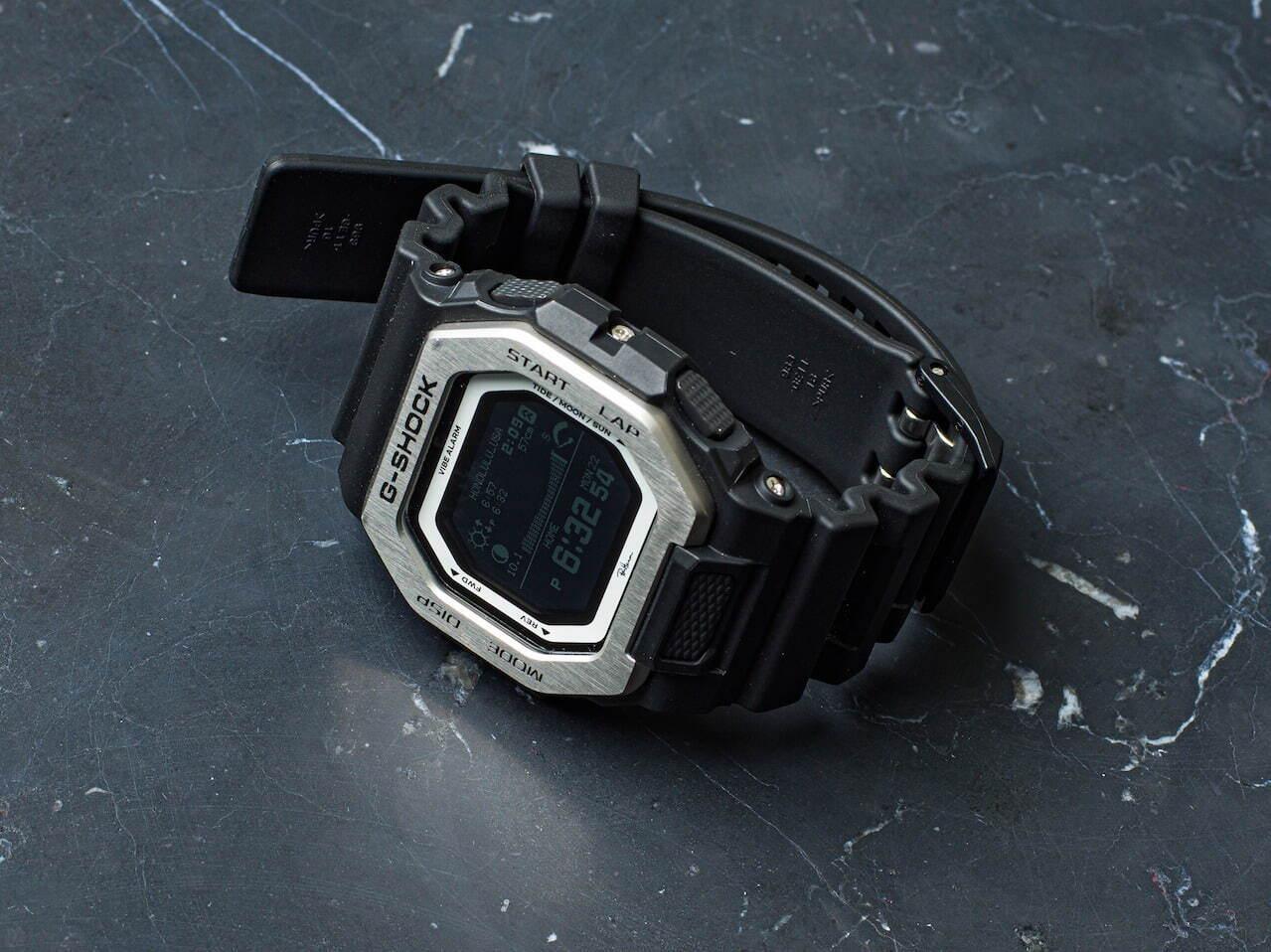 ロンハーマンからG-SHOCK「GBX-100」初の別注モデル、ブラック＆ホワイトでミニマルに コピー